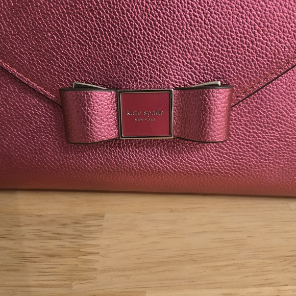 Kate Spade New York Morgan Bow Envelope Flap Crossbody – Metallic Pebble Pink